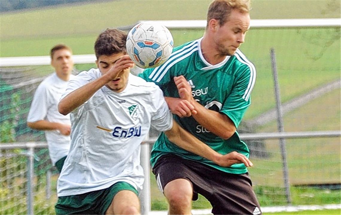 Robust räumt Iptingen (grüne Trikots) den VfL Gemmrigheim beiseite. Foto: Fotomoment