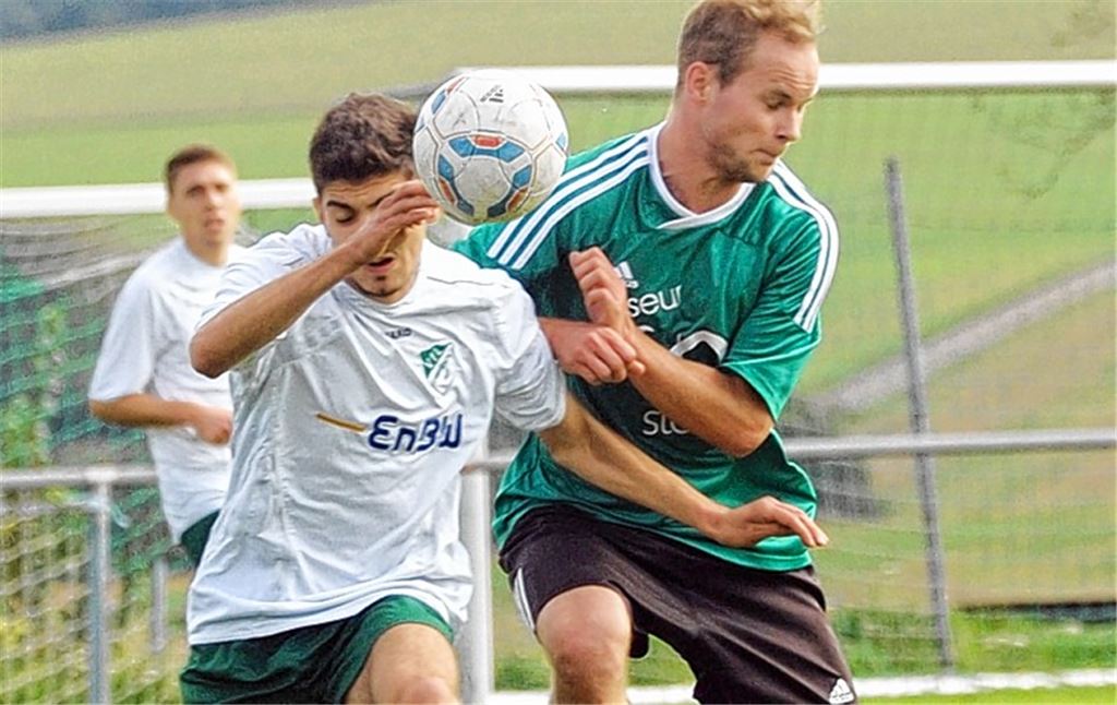 Robust räumt Iptingen (grüne Trikots) den VfL Gemmrigheim beiseite. Foto: Fotomoment