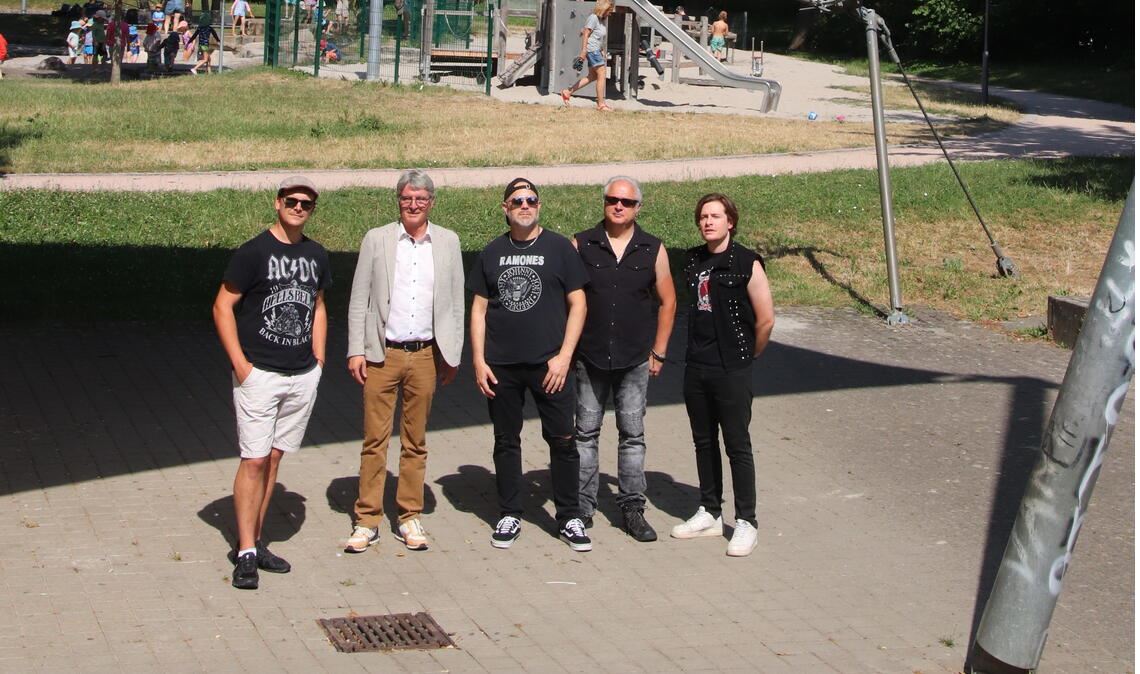 „Rock am Bach“ ist am Samstag in Illingen angesagt. Organisiert wird der Livemusik-Abend von Matze Gutstein (li.). Bürgermeister Armin Pioch freut sich zusammen mit den Musikern, hier Akteure von „Punch ’N’ Crunch“, auf das Event. Foto: Arning