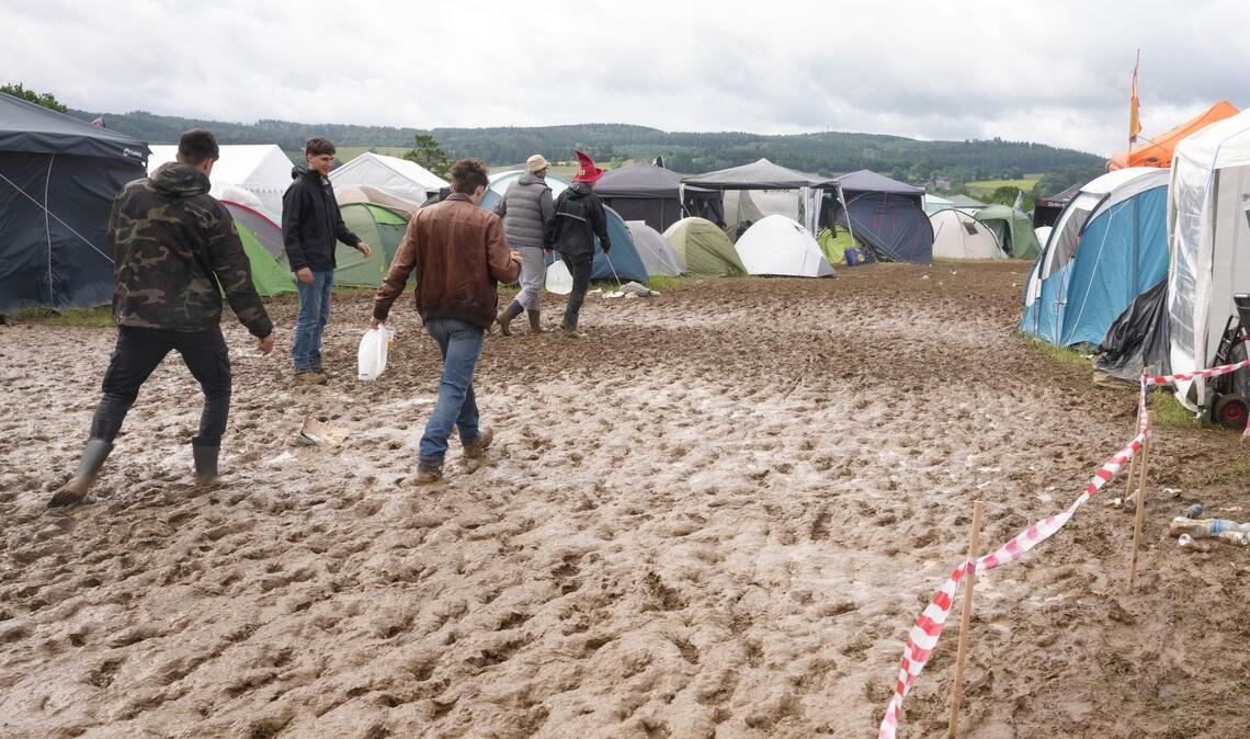 Rock am Ring: Camper waten nach Regen durch den Schlamm