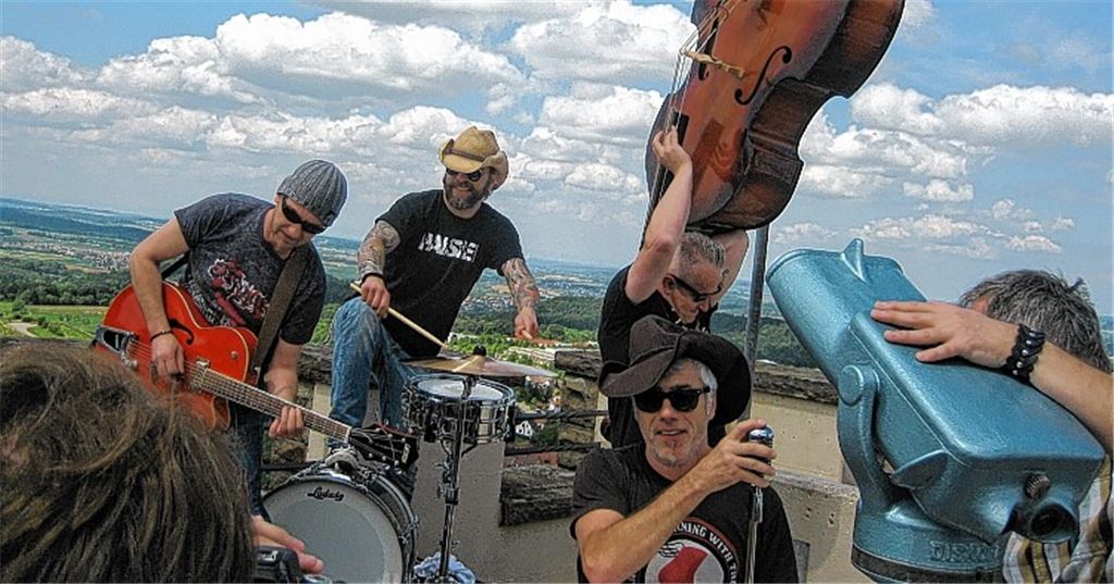 „Rock den Trollinger!“ lautet der neue Video-Clip von Wolfgang Kienzle, der jüngst auf dem 14 Meter hohen Sternenfelser Schlossbergturm mit Kienzles Musikern Michael Wiechert (Gitarre), Eric Sandritter (Kontrabass) und Schlagzeuger Markus Kullmann entstand.