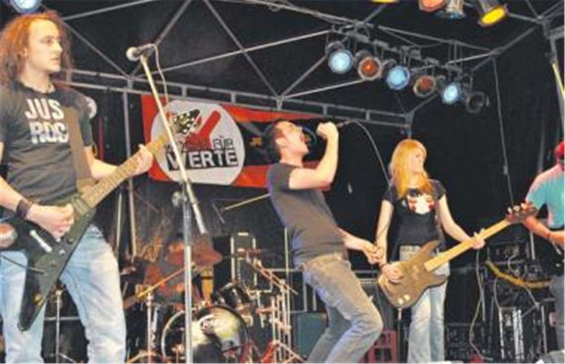 Rock für Richtig: Die Gruppe Exhaust spielt auf dem Festplatz. 
Foto: Stahlfeld 