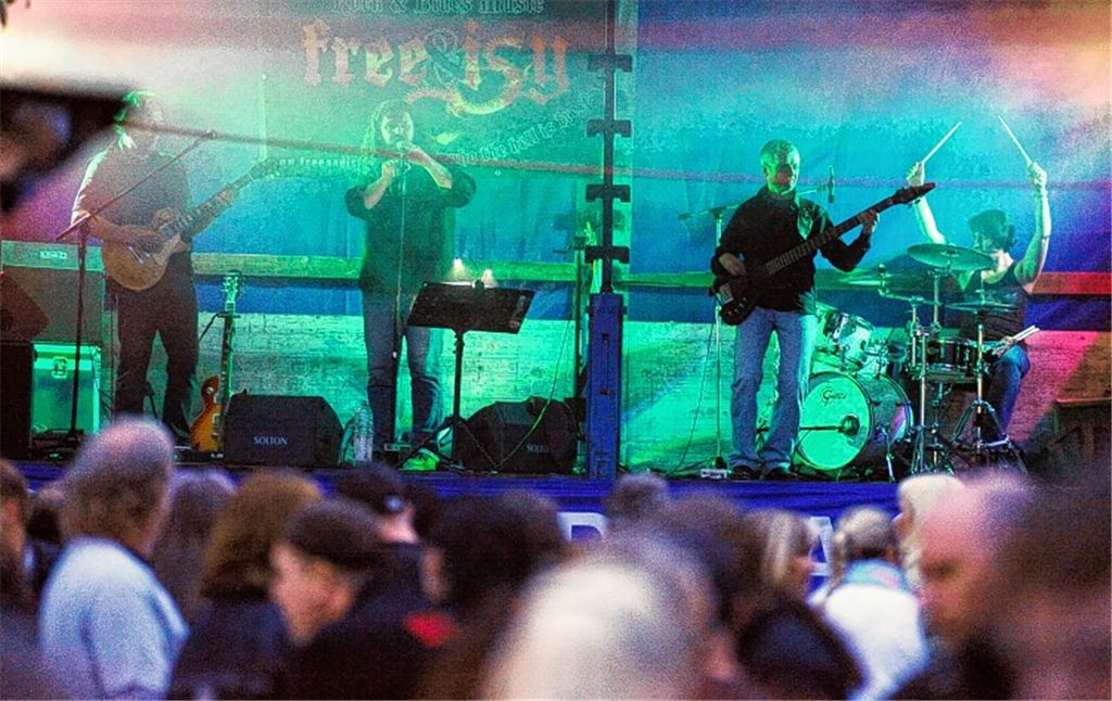 Rock- und Bluestitel spielen Free & Isy beim „Wetteplatz-Rock“ des MC Skyra.