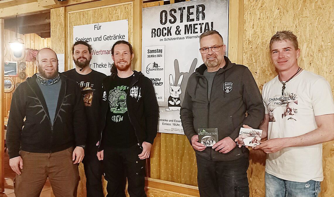 Rocken gemeinsam das Schützenhaus: Tobias Scholl (v.li.), Mario Böhringer und Janis Baesgen vom Riedler-Verein, Christian Schwarz von den Sportschützen und Rathauschef Matthias Enz mit seiner Band „Chamëleon“. Foto: Deeg