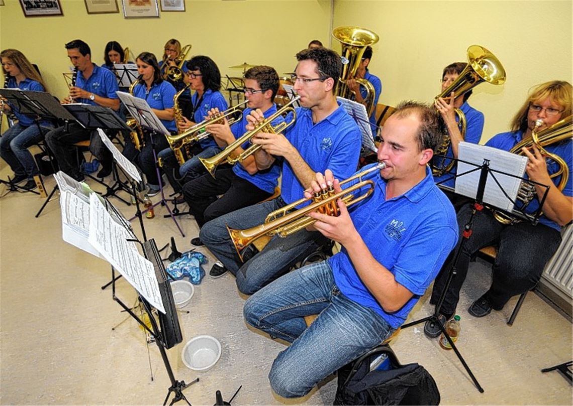 Rockmusik und Schlager spielen „AbUndZu“ beim Barbecue des MV Enzberg. Foto: Fotomoment