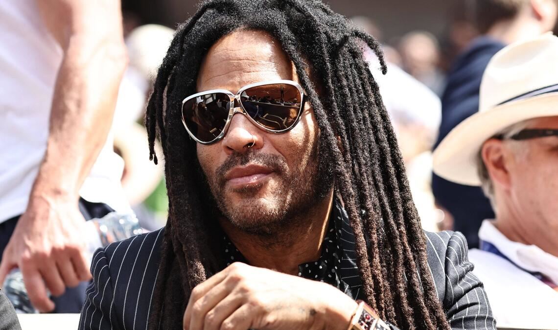 Rockmusiker Lenny Kravitz sitzt während des Endspiels aufmerksam auf der Tribüne in Paris.