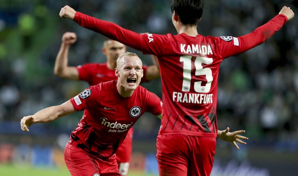 Rode (li.) und Kamada können über das erreichte Achtelfinale jubeln.