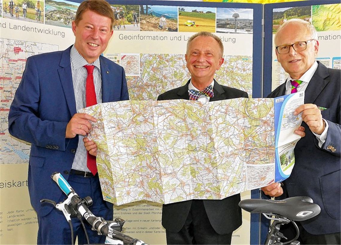 Roger Heidt (v.li.), Luz Berendt und Karl Röckinger stellen die erweiterte Auflage der neuen Radwanderkarte für die Region vor.Foto: Roth