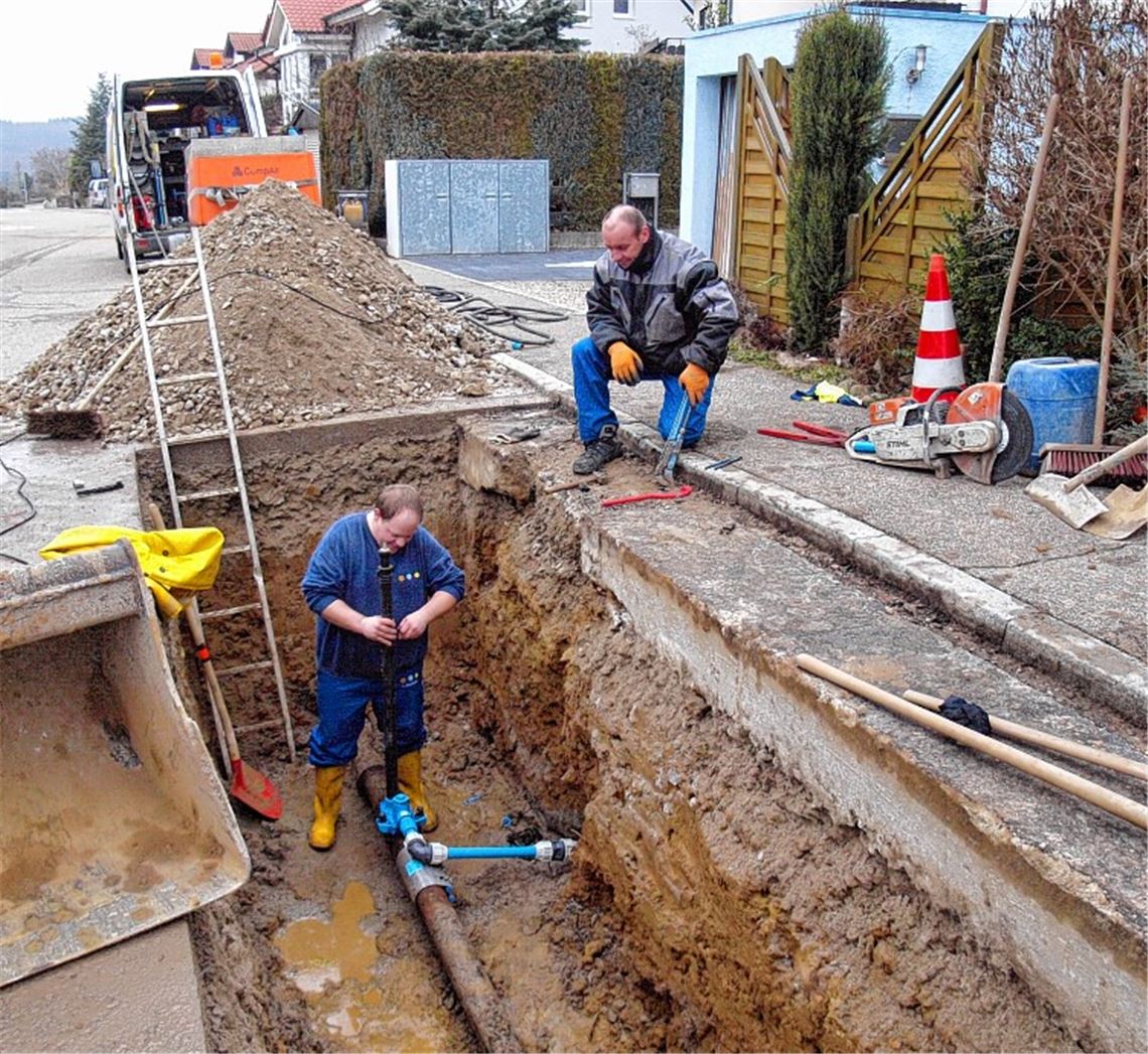 Rohrbruch in der Enzberger Schreineräckerstraße: Stefan Harzheim (li.) und Horst Engelhardt von den Stadtwerken Mühlacker dichten das Leck mit einer Manschette ab. Foto: Filitz