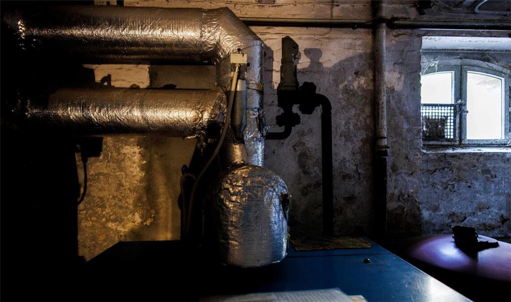 Rohre einer Anlage einer in die Jahre gekommenen Ölheizung im Keller eines Altbaus.