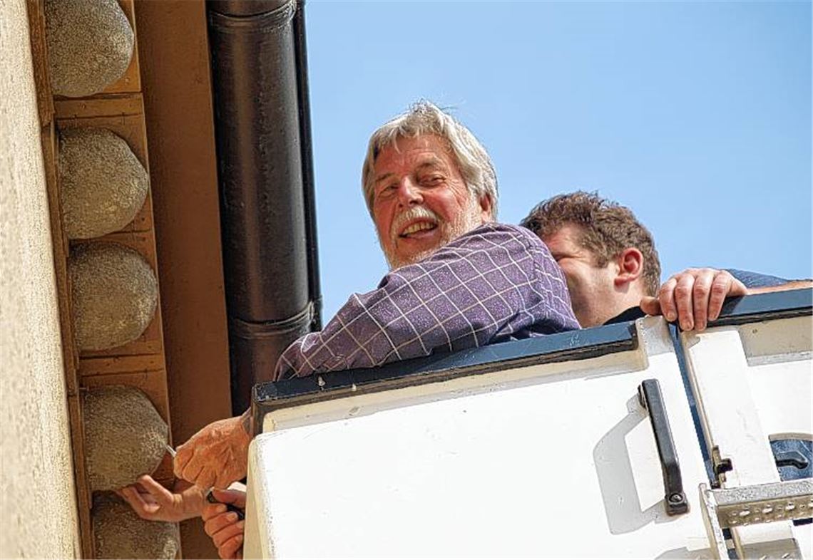 Roland Erlenmaier (li.) und Jochen Hörnle von der EnBW bei der Arbeit. 