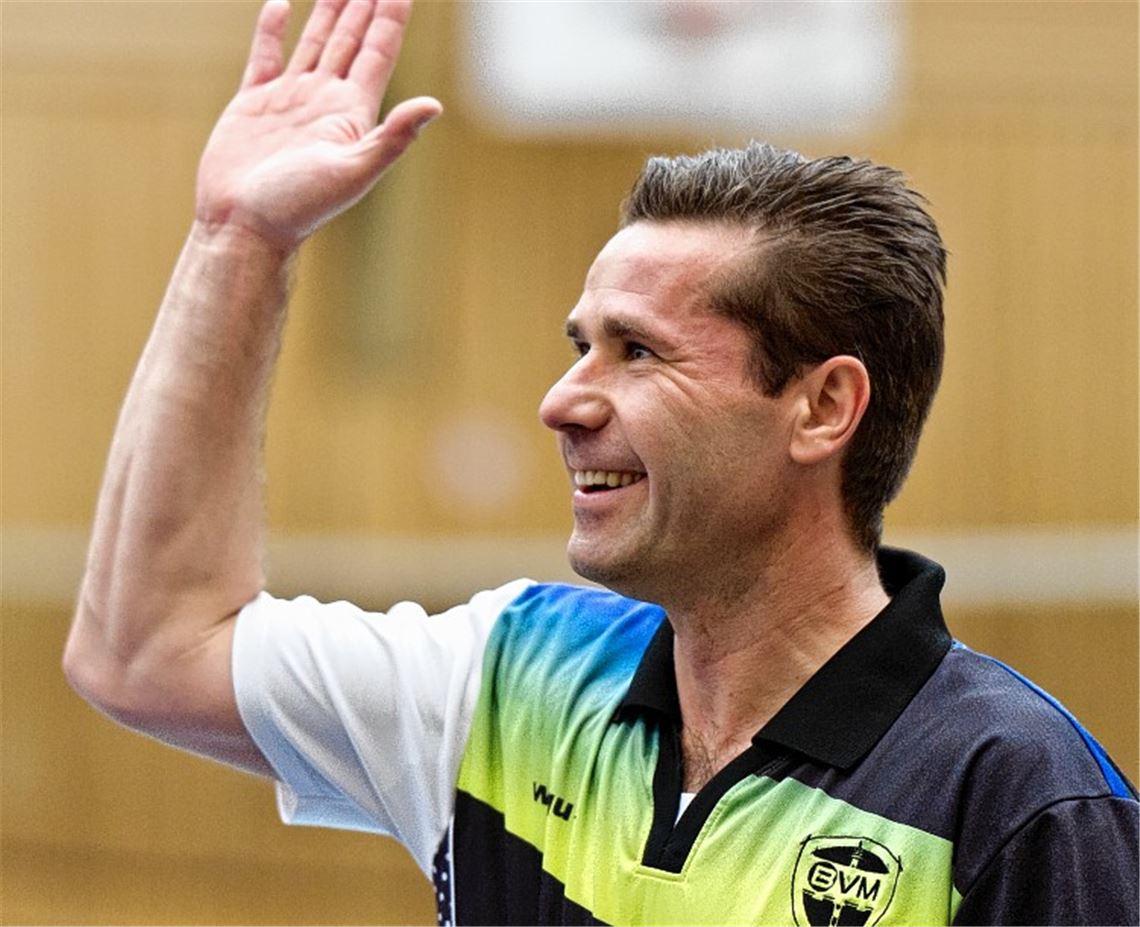 Roland Glaudan freut sich, er gewinnt im Spitzenspiel gegen Löchgau II sein Herreneinzel und im Doppel mit Damir Prša. Foto: Bollich