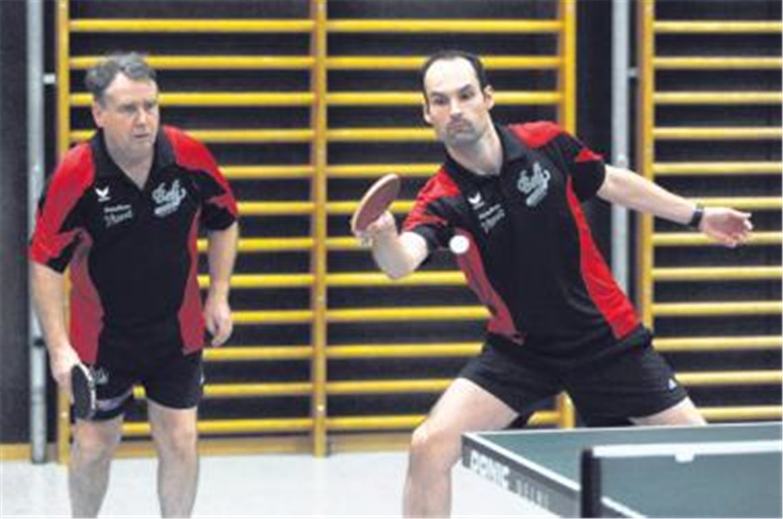 Roland Goltzsch (re.) und Richard Könne sind für die TTF Ötisheim-Erlenbach in der Kreisliga am Ball. Gegen Horrheim II kassieren die TTF jedoch eine 3:9-Niederlage.
Foto: Fotomoment