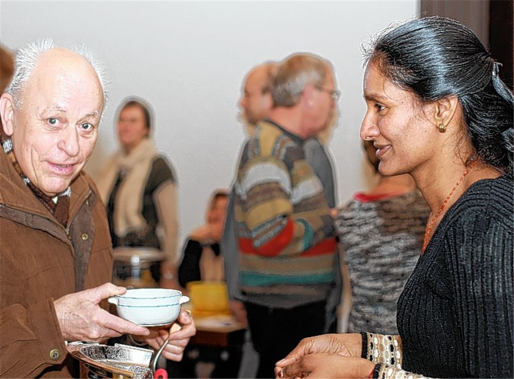 Roland Haiber aus Großglattbach gehört zu den zahlreichen Besuchern des Suppenfests, die im Mühlehof eine kulinarische Weltreise unternehmen können.