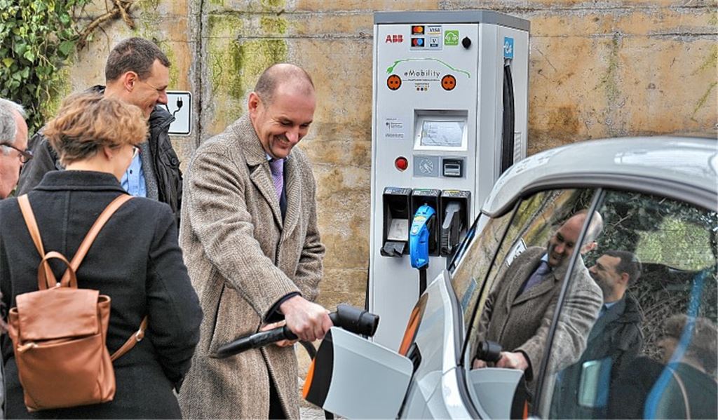 Ladesäule für eilige E-Auto-Fahrer