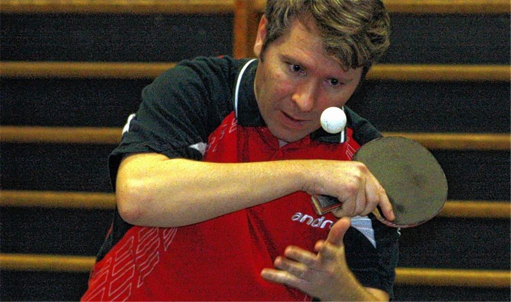 Roland Leiyng bleibt im letzten Saisonspiel des TV Lienzingen ungeschlagen. Er gewinnt beide Einzel und das Doppel mit Thilo Müller. Foto: Westermann