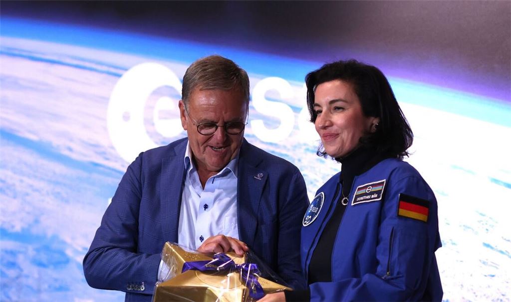 Roland Mack, geschäftsführender Gesellschafter des Europa-Park, und Bundesforschungsministerin Dorothee Bär (CSU) bei der Unterzeichnung der gemeinsamen Absichtserklärung.