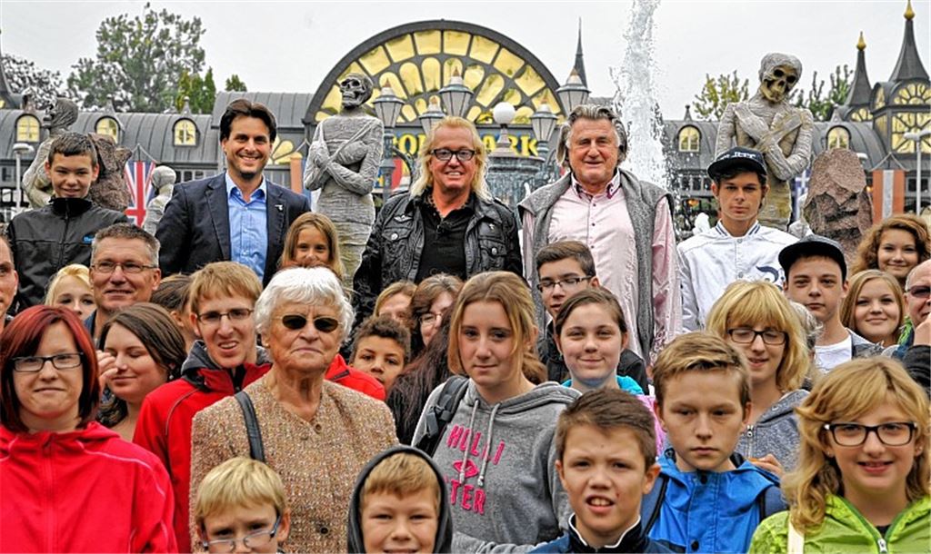 Roland Rauschmayer (re.) und Robert Geiss mit den jungen Ausflüglern.