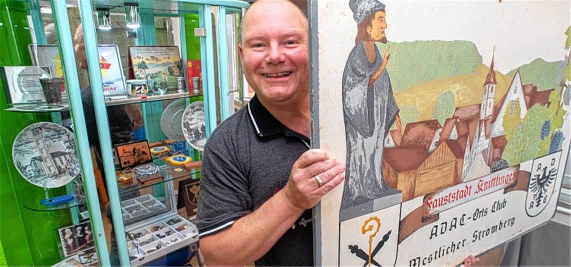 Roland Stricker ist ein Sammler aus Leidenschaft. Hier zeigt er ein ADAC-Schild aus dem Jahr 1965. Viele weitere Gegenstände mit Knittlingen-Bezug hat er zusammengetragen.Fotomoment, privat (2)