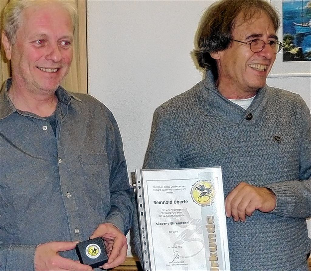 Roland Weinert überreicht Reinhold Oberle (re.) die silberne Ehrennadel des Boule- Boccia-Pétanque-Verbandes. Foto: privat