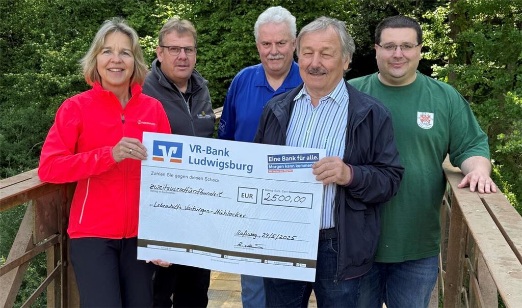 Rolf Allmendinger und seine Mitstreiter bei der Sanierung des Enzstegs übergeben die Spende an Sandra Sailer. Foto: privat