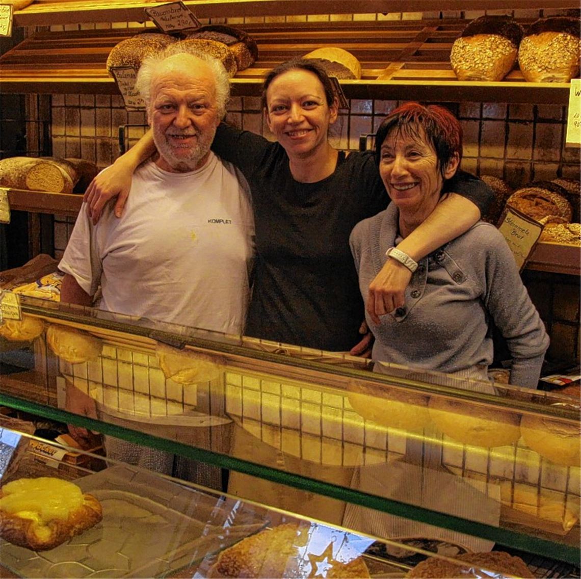 Rolf Bitz, seine Tochter Tamara und seine Frau Marianne (re.) haben die Bäckerei geleitet. 