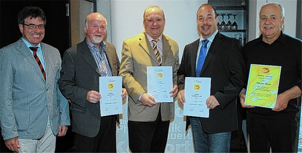 Rolf Brenner vom Landesverband der Elektroinformationstechnik zeichnet Rudi Bleich, Rolf Nagel, Andreas Kling und Werner Meeh für langjähriges Ehrenamt aus (v. li.). 