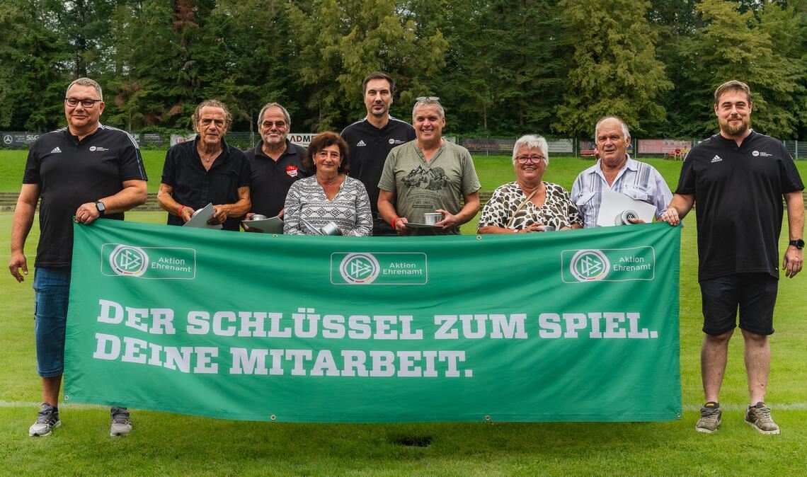 Rolf Eberle (li.), Udo Simon (re.) und Benjamin Pieper (Mitte) vom Fußballkreis Pforzheim zusammen mit Klaus Nell, Karlheinz Kienle, Karin Behler, Andreas Fuchs, Marlies und Manfred Heugel (v. li.). Foto: bfv