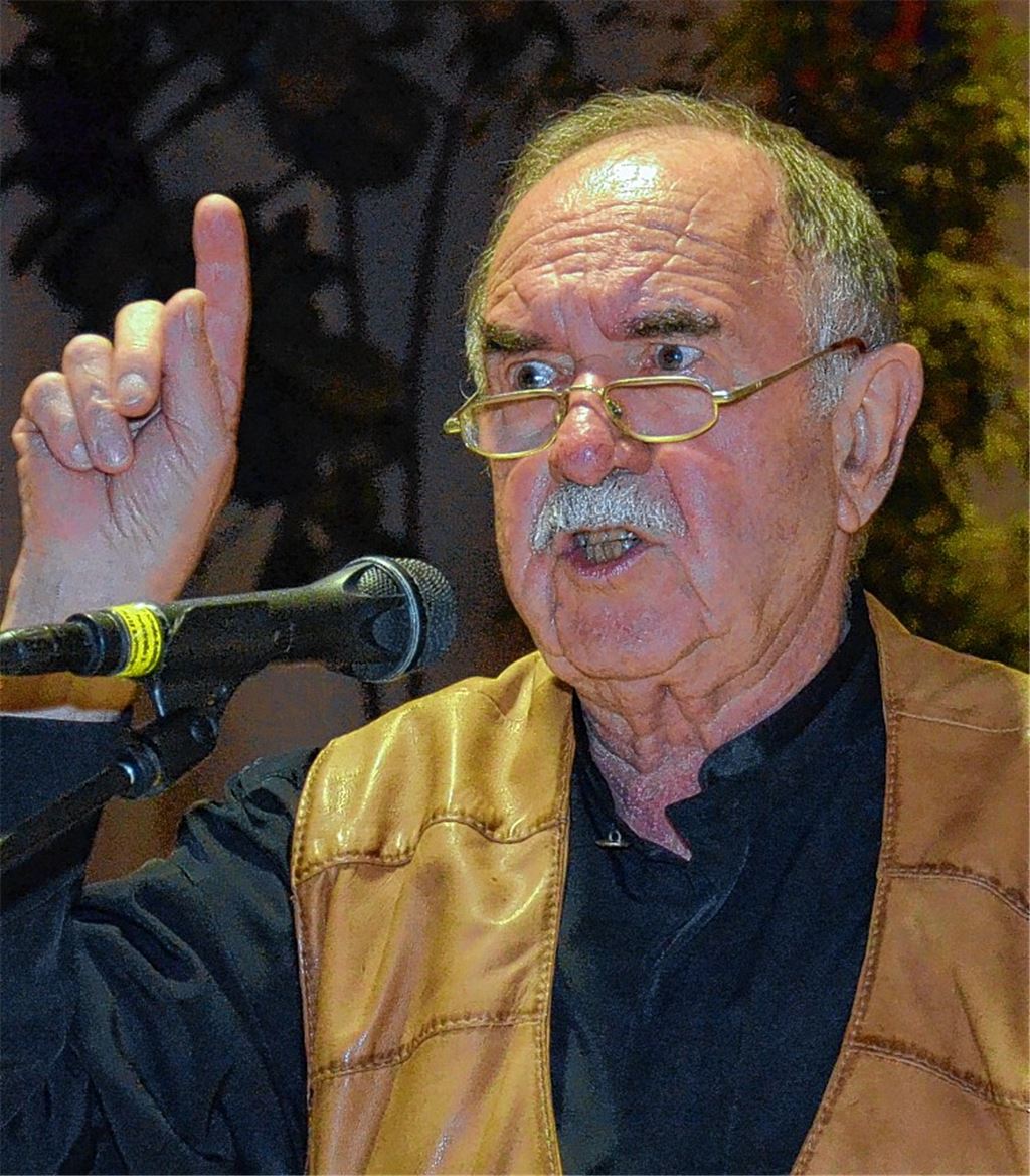 Rolf Gerlach begeistert mit schwäbischer Mundart das Publikum in der Knittlinger Dr. Johannes-Faust-Schule. Foto: Bischoff-Krappel