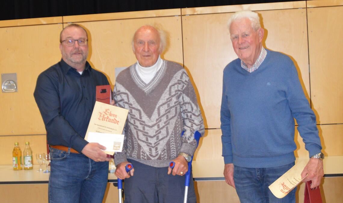 Rolf Härter und Roland Steinle werden für ihre 70-jährige Treue geehrt. Foto: privat