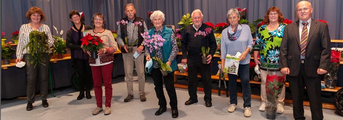 Rolf Haug (re.) gratuliert Angela Grosch (v.li.), Gudrun Haug, Dorothee Haug, Dieter Blessing, Bärbel Bertsch, Reinhold Blessing, Mina Schäfer und Petra Böhringer. Foto: Fotomoment
