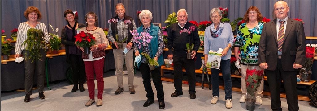 Rolf Haug (re.) gratuliert Angela Grosch (v.li.), Gudrun Haug, Dorothee Haug, Dieter Blessing, Bärbel Bertsch, Reinhold Blessing, Mina Schäfer und Petra Böhringer. Foto: Fotomoment