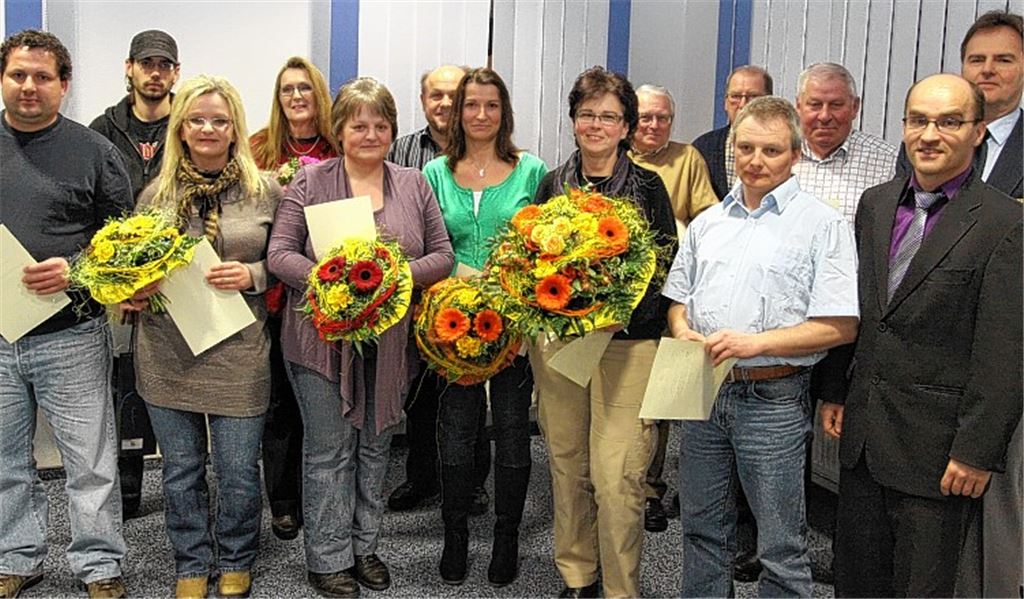 Rolf Schopf vom DRK Illingen (re.) und Bürgermeister Harald Eiberger (2.v.re.) ehren Blutspender. Karl Kazda (3.v.re,) hat 75-mal gespendet, Helmut Burger (4.v.re.) 50-mal. Foto: Goertz