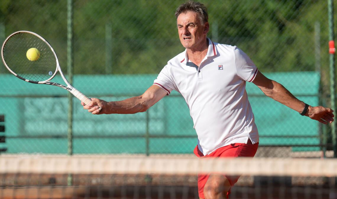 Rolf Stoll spielt seit mehr als 50 Jahren Tennis beim TC Rot-Weiß Lomersheim. Mit den Herren 65 spielt er in der kommenden Saison in der Südwest-Liga. Fotos: Fotomoment