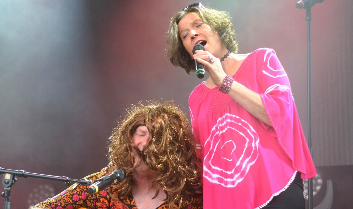 Rolf Watzal im Duett mit Sängerin Yvonne Ehringer von der Band „Yvolution“. Fotos: Stahlfeld