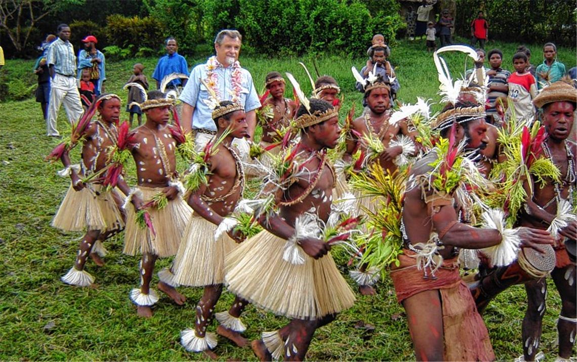 Rolf Weinert wird bei einem früheren Besuch in Papua Neuguinea von den Eingeborenen feierlich begrüßt. Fotos: privat