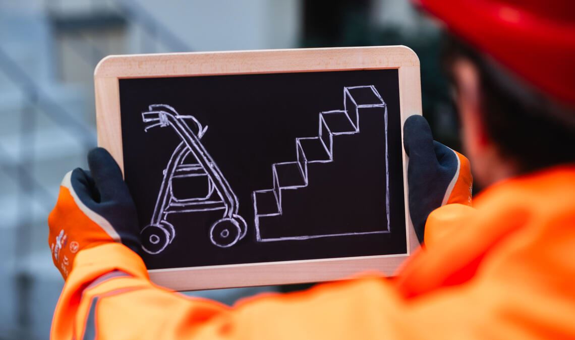 Rollator trifft Treppe: Der Enzkreis brauche mehr Seniorenwohnungen, fordern das Pestel-Institut und sein Auftraggeber, der Verband des Baustoffhandels. Foto: Nils F. Hillebrand