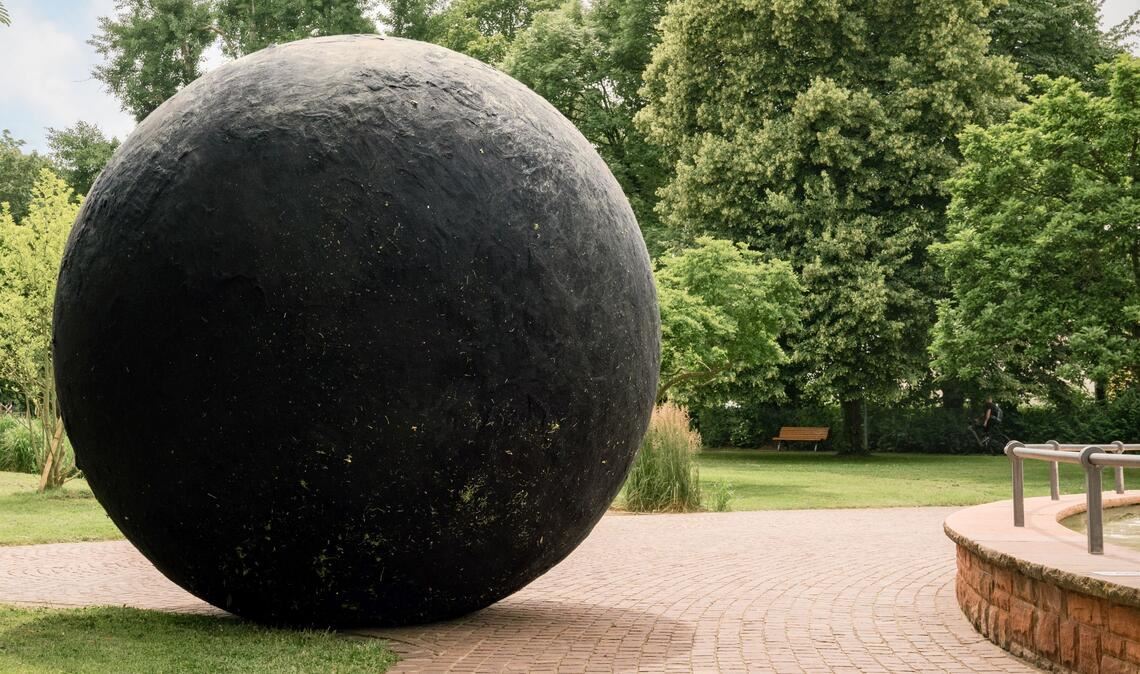 Der Black Ball rollt am Sonntag in und um Lienzingen Rollende Kunst: Der Black Ball ist bald in Lienzingen unterwegs. Foto: Sander Van Wettum