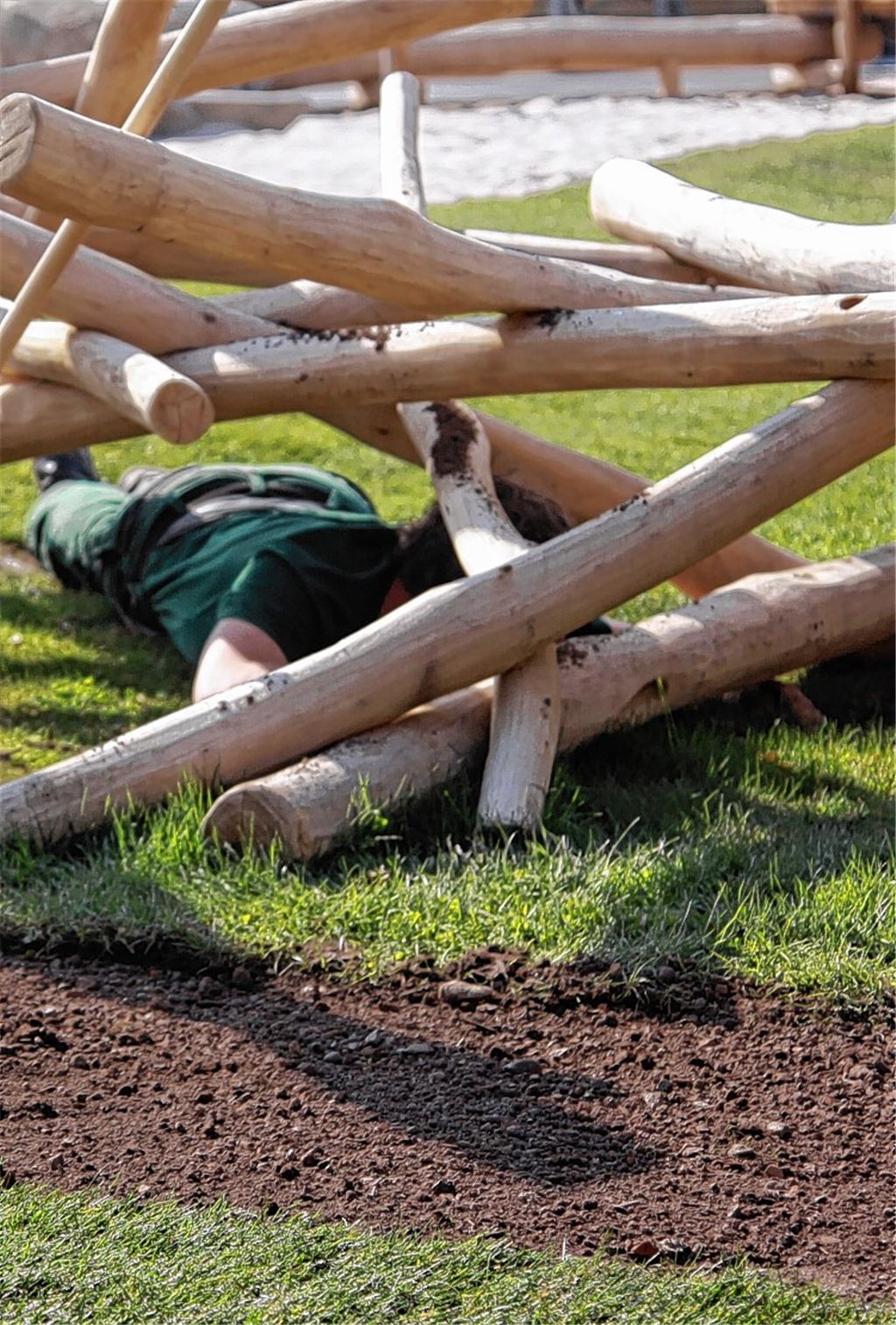 Rollrasen-Auslegen unterm Spielplatz.