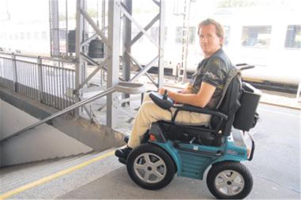 Rollstuhlfahrer wie Frank Schwarzbäcker und Mütter mit Kinderwagen tun sich schwer, auf dem Mühlacker Bahnhof sämtliche Gleise beschwerdefrei zu erreichen. Aufzüge oder Rampen sollen Abhilfe schaffen. Allmählich rückt der Umbau näher, doch noch sind im Hinblick auf technische Varianten und die Kosten offene Fragen zu klären.
Foto: Franz