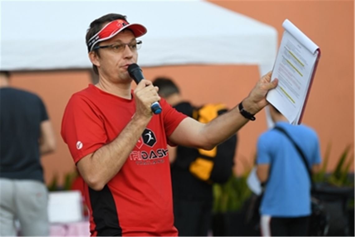 Eine Herausforderung mit Tiefsinn Roman Flößer ist Sportevent-Manager und hat lange Zeit in Thailand gelebt, wo er unter anderem beim Laguna Phuket Triathlon Renndirektor war (li.). Foto: privat