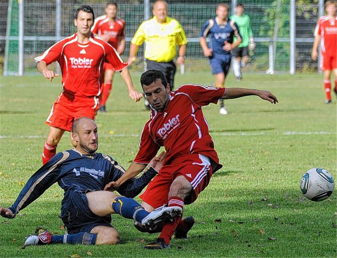 Roman Kasper (li.) räumt im Hinspiel ab. Auch im Rückspiel muss sich Phönix ins Zeug legen, um in Heimerdingen zu punkten. Archivfoto: Fotomoment