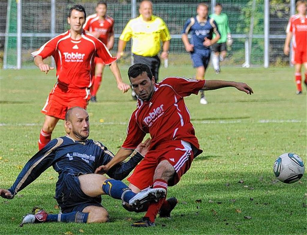 Roman Kasper (li.) räumt im Hinspiel ab. Auch im Rückspiel muss sich Phönix ins Zeug legen, um in Heimerdingen zu punkten. Archivfoto: Fotomoment