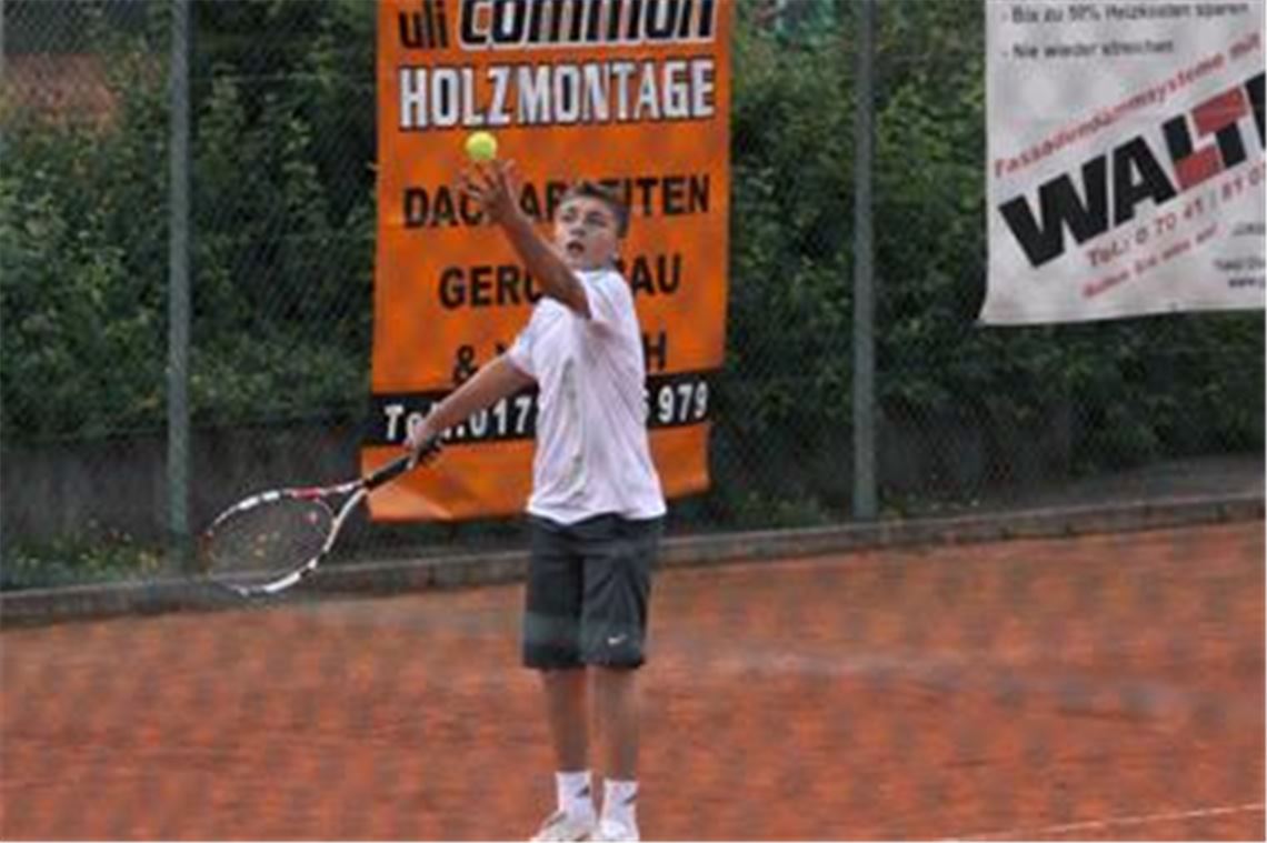 Ron Maulick schlägt für die TF Lienzingen auf, die bei den Stadtmeisterschaften das größte Starterkontingent stellen. 
Foto: Eigner