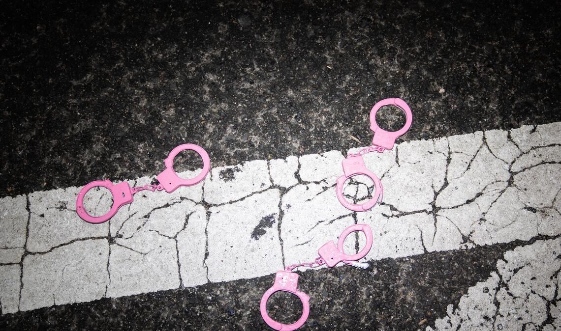 Rosa Handschellen liegen während einer Demonstration vor dem White House Correspondents' Dinner auf dem Boden in Washington.