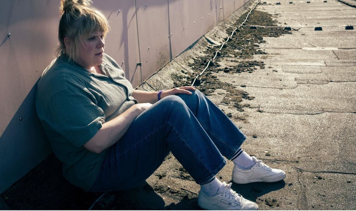 Rosa Herzog (Stefanie Reinsperger) ist nach der Durchsicht des Videomaterials zu Vergewaltigungen aus dem Kosovo-Krieg so mitgenommen, dass sie aufs Dach flüchtet, um das Gesehene zu verarbeiten.