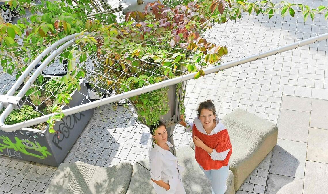 Rosa Pöttinger (l.) und Miriam Köpf unter ihrer Erfindung: Im Sommer 2025 stellten sie den Ecotrii-Prototyp an der Eichstraße in Stuttgart auf.