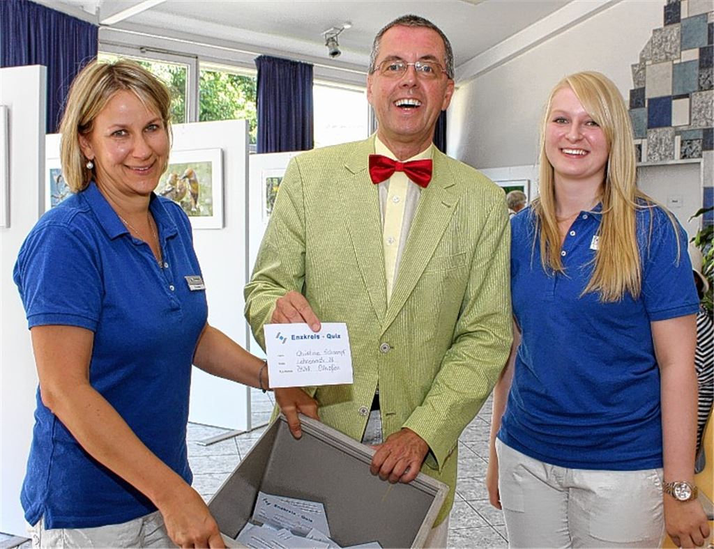 Rose Jelitko (li.) und Erienne Schickle vom Landratsamt assistieren Wolfgang Herz bei der Ziehung der Gewinner.