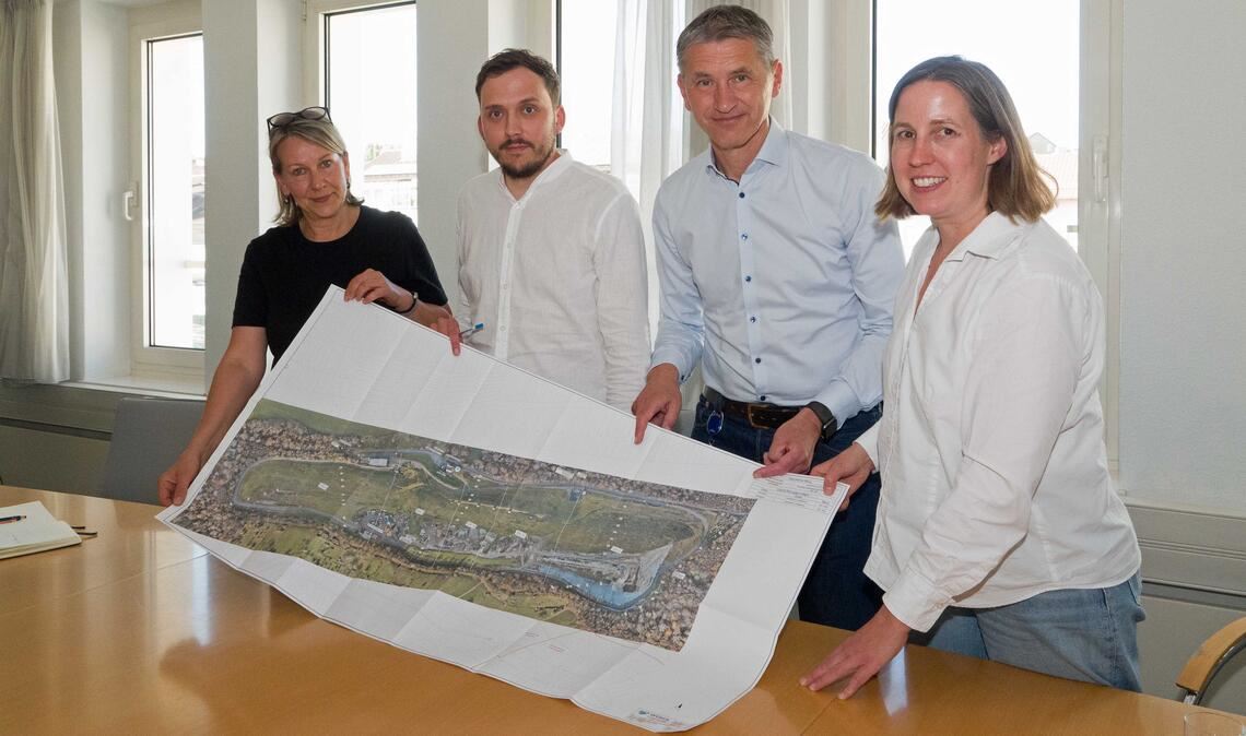 Rose Jelitko (v.li.), Florian Kahl, Frank Stephan und Hilde Neidhardt erläutern anhand eines Plans den Scoping-Termin für die Deponie Hamberg. Foto: Volz