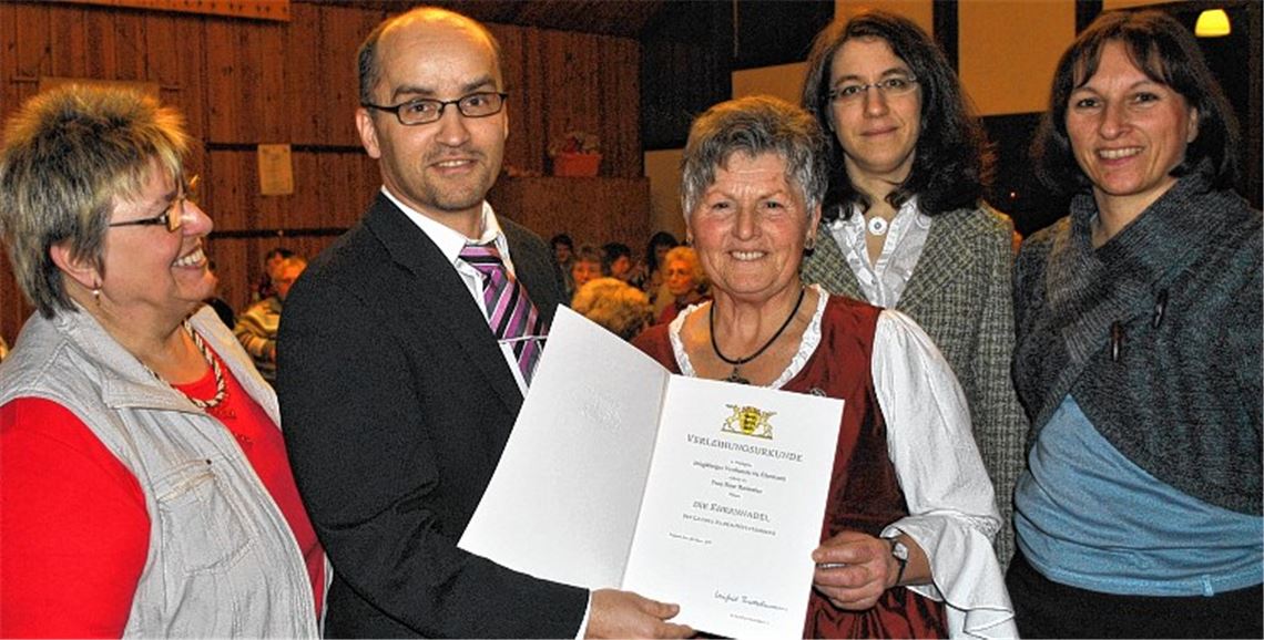 Rose Rommler (Mitte) wird von Harald Eiberger mit der Ehrennadel des Landes ausgezeichnet. Hedwig Ramstein (v.li.) Ulrike Schäfauer und Gabi Langenstein überreichen Geschenke. Foto: Stahlfeld